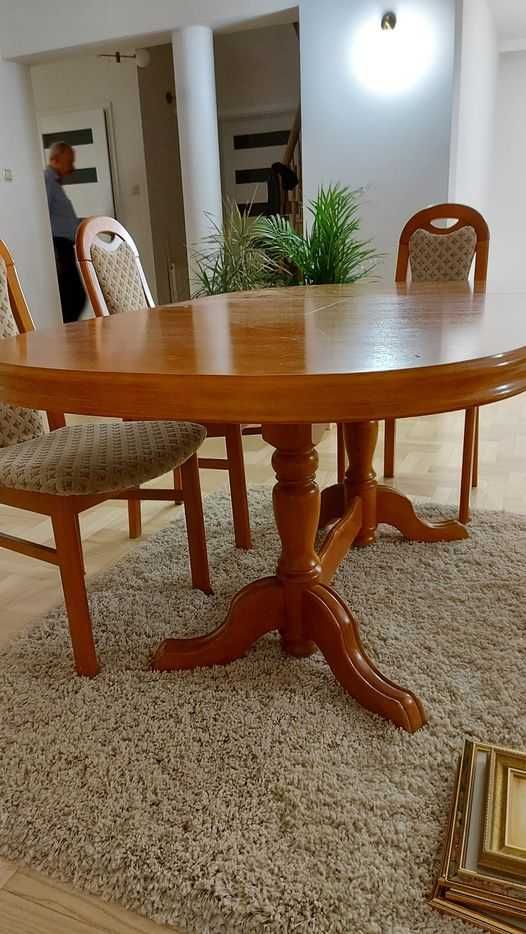 Drewniany stół owalny z 6 krzesłami