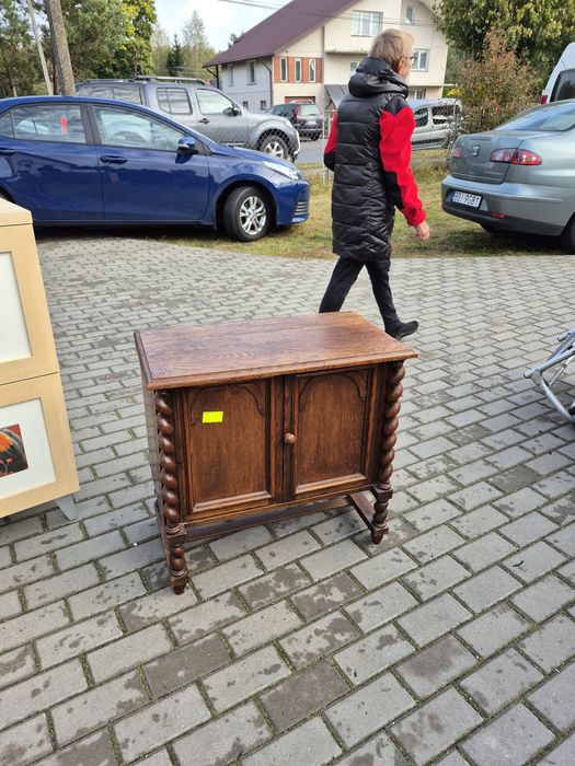 Zgrabna szafka drewniana