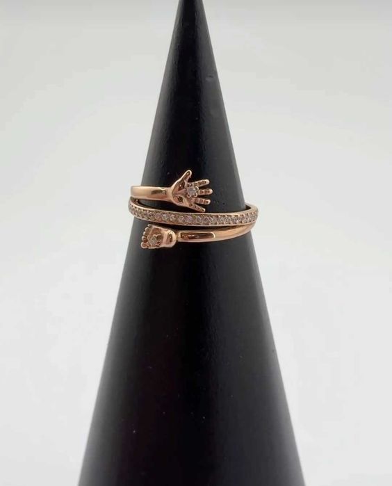 Різноманітні, срібні вироби в позолоті та з золотими пластинами