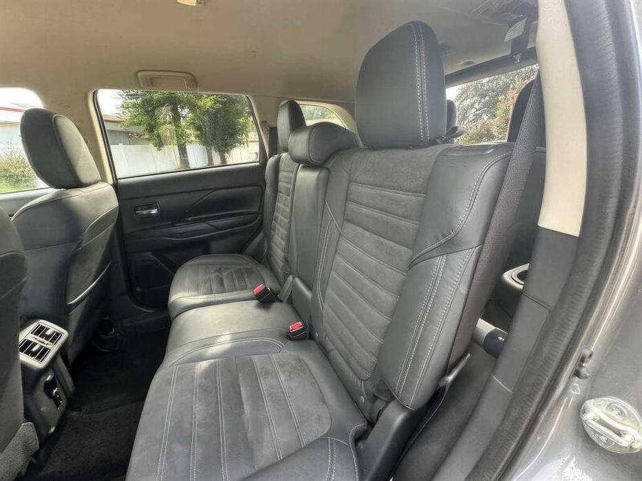 Mitsubishi Outlander SE      2020