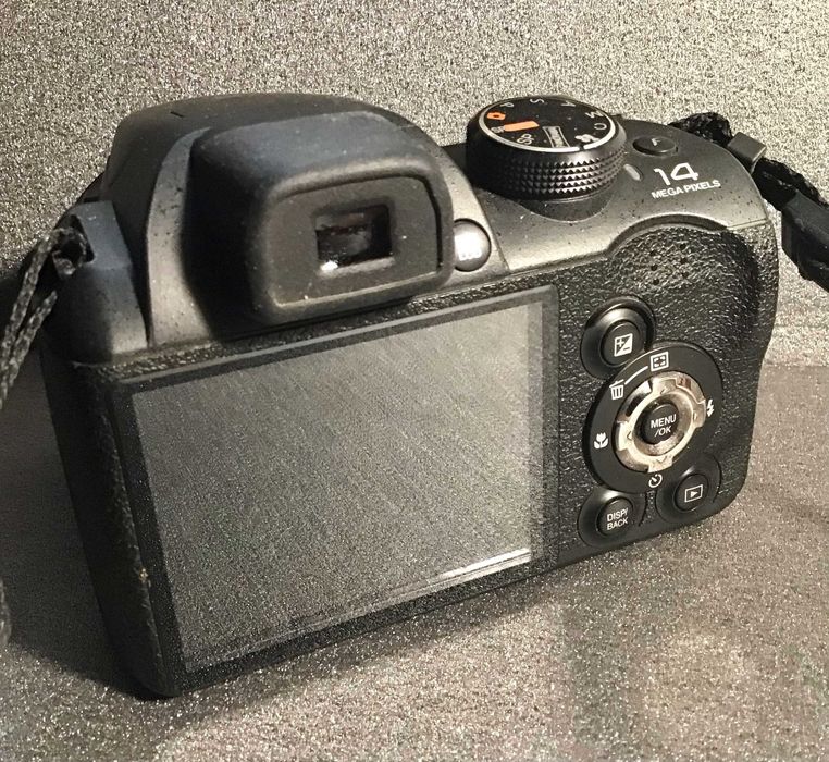 Fuji Finepix S 3300 - Bridge com 14MP e 26X de Zoom