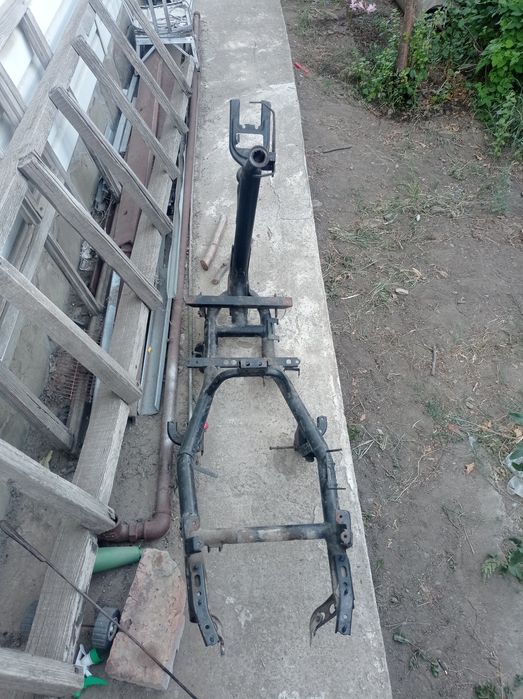 Рама, руль, сиденье и бак от скутера Yamah grand axis 100