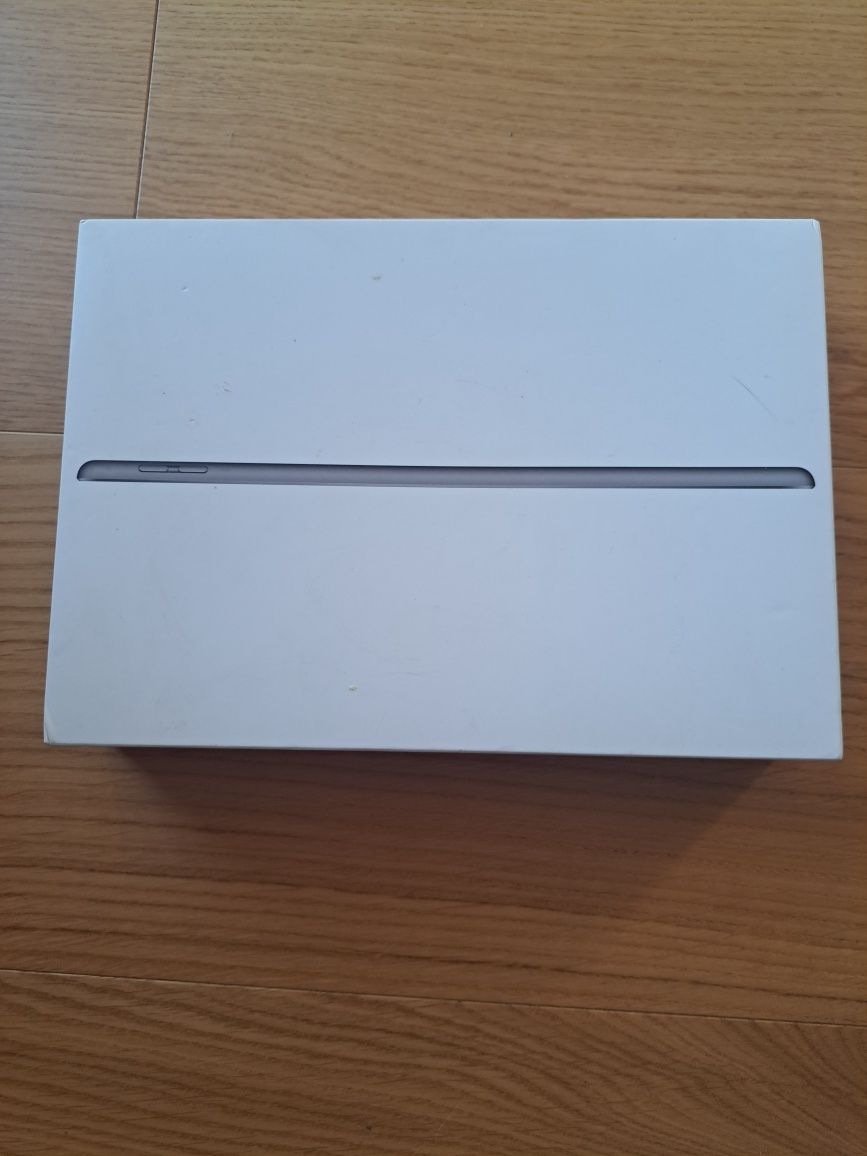 iPad 8. generacji 32 GB WiFi + etui + oryginalna klawiatura Apple