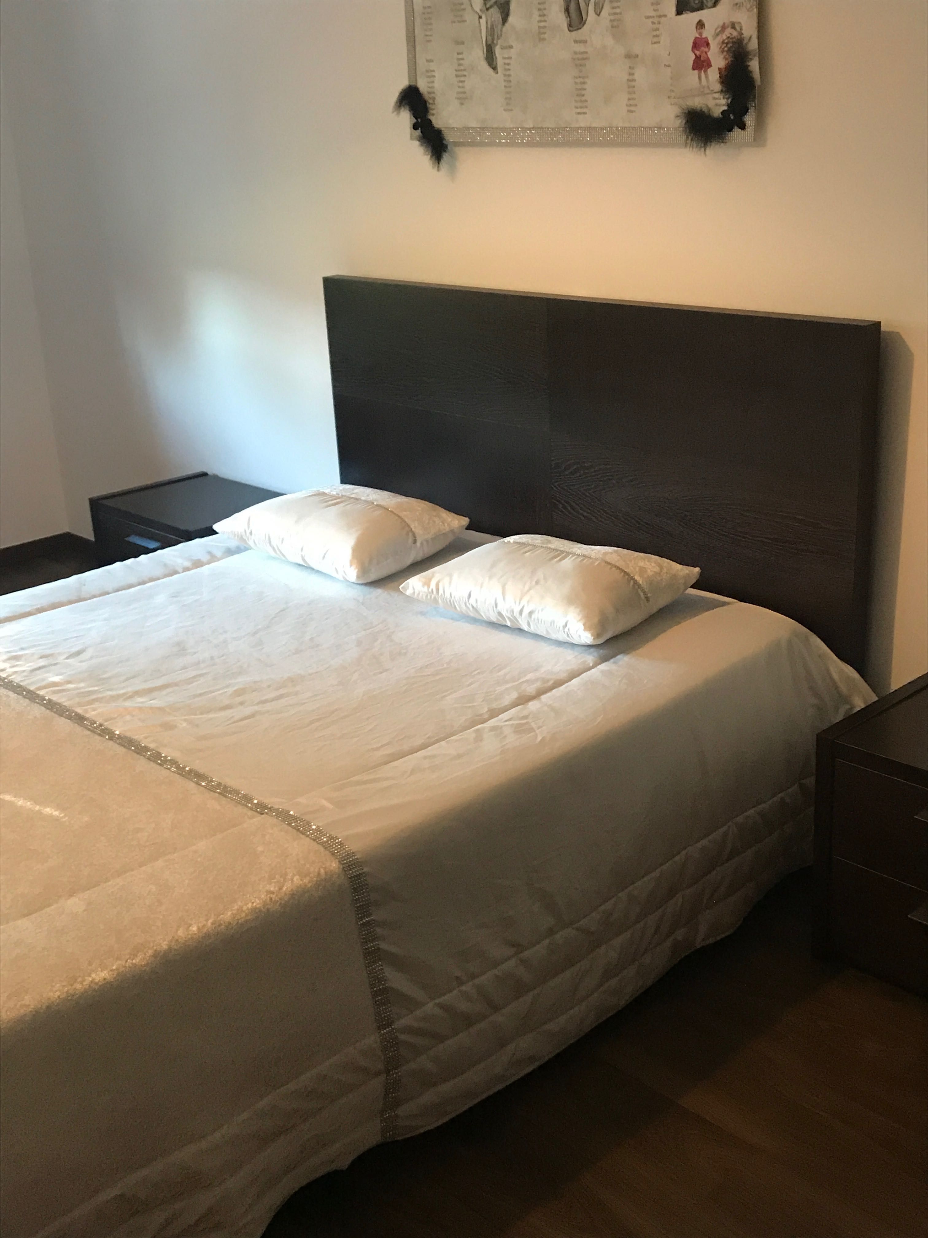 CAMA DE CASAL- Cama com estrado e 2 mesas de Cabeceira