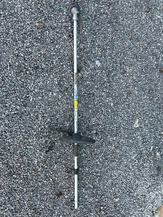 Kij do podkaszarki Makita EM2651LH. Stan nieznany.