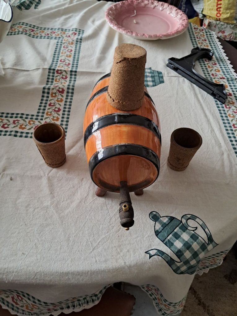 Pipa em ceramica com tres copos ferrados a cortiça