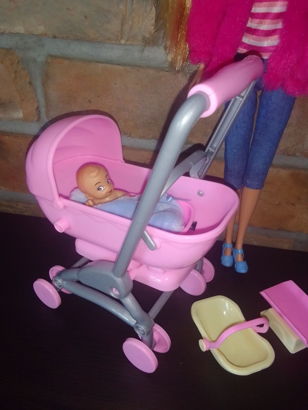 Lalka Barbie z dzieckiem z wózkiem nosidełkiem