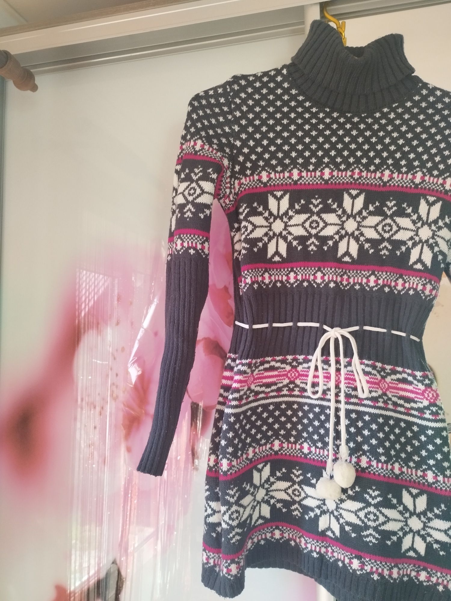 Продам светер зимовий,одягався дуже рідко .