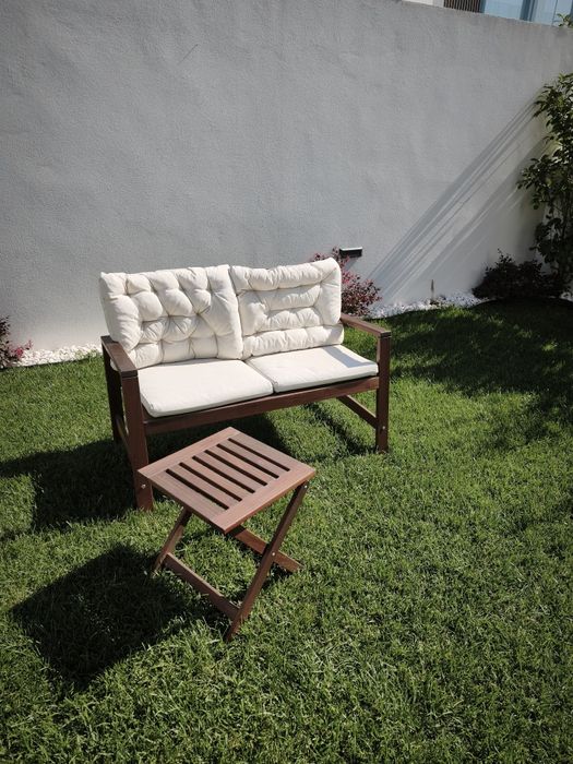 banco de jardim com almofadas