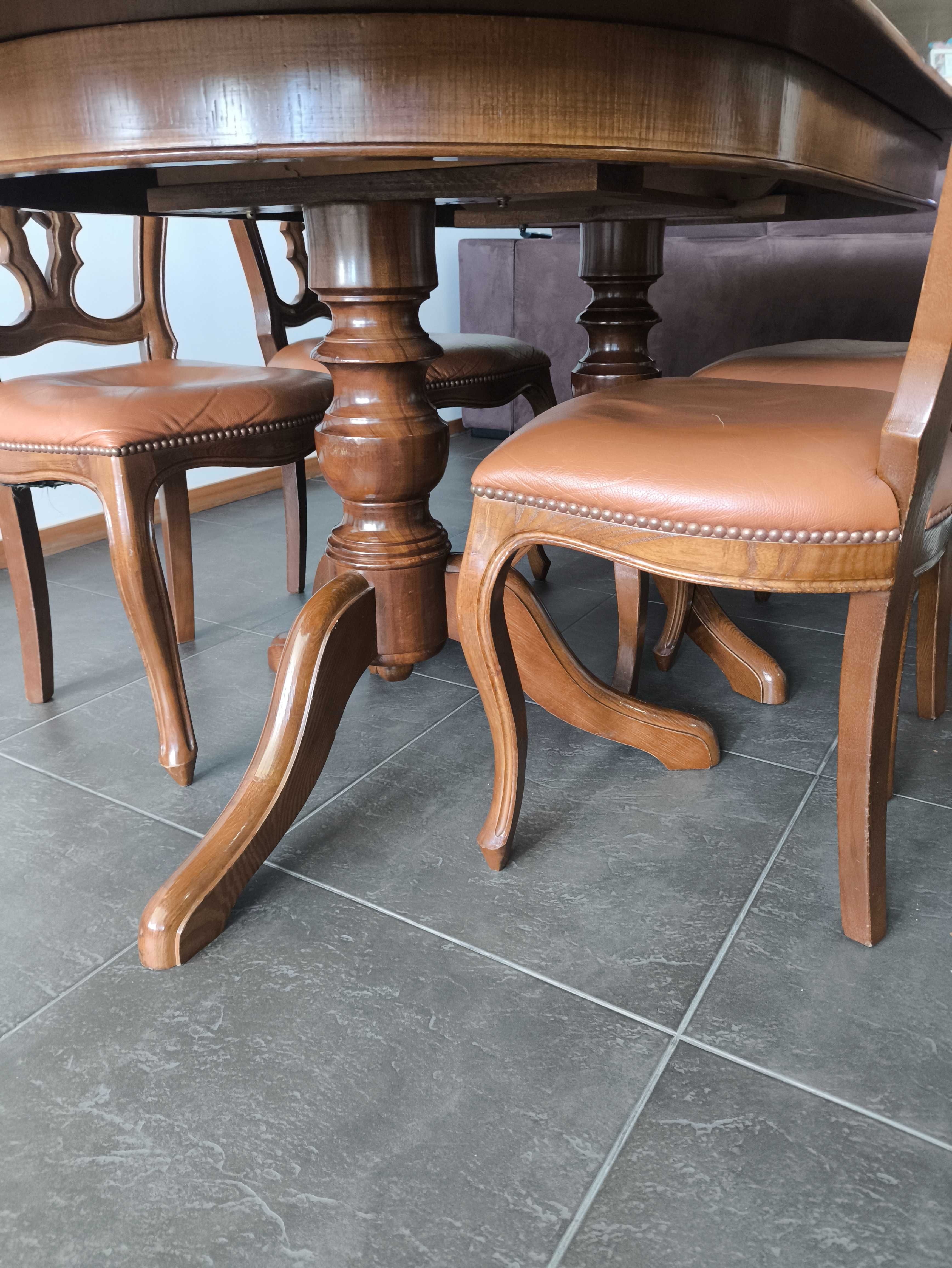 Mesa de jantar madeira com cadeiras