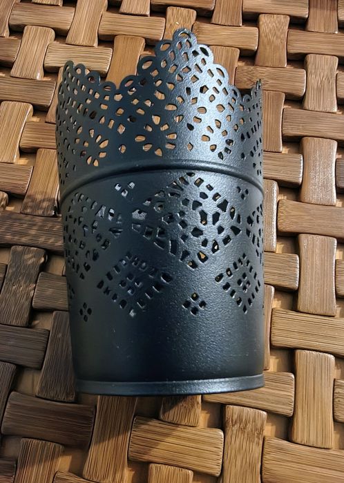 Czarna metalowa osłonka na doniczkę Ikea