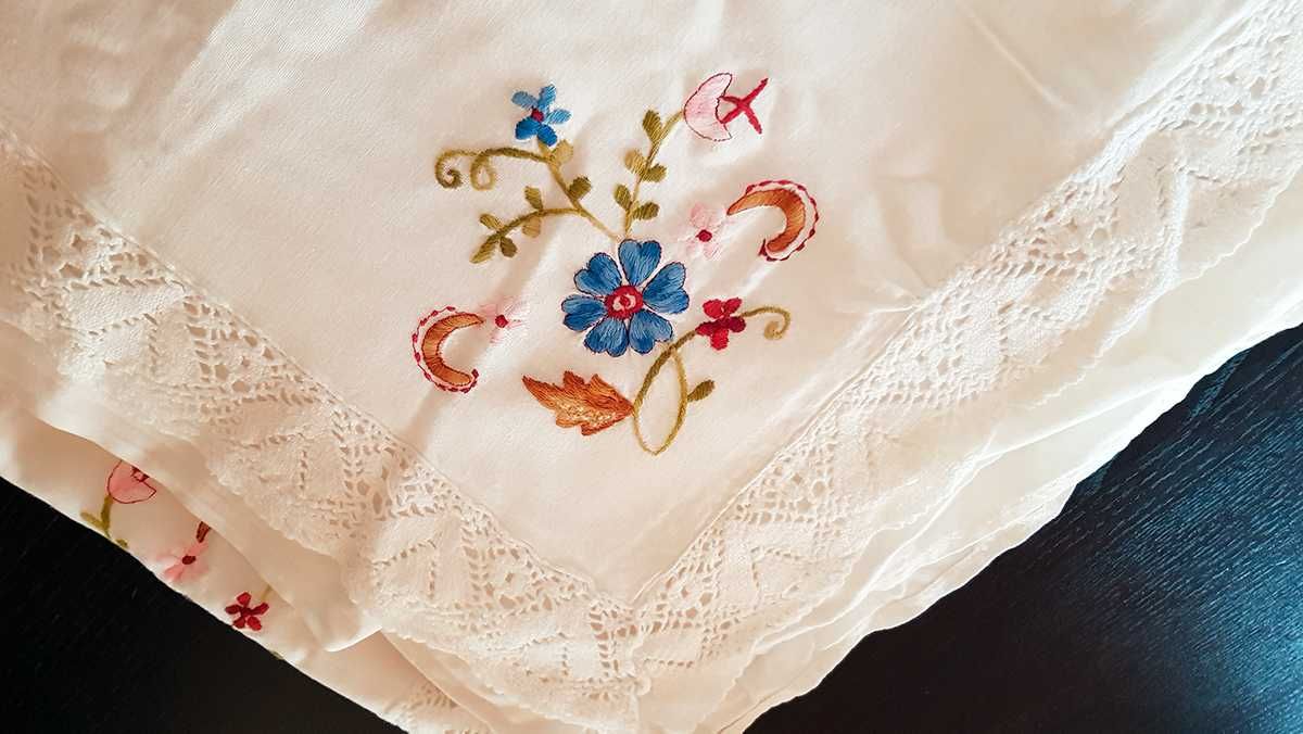 Lençol, fronhas e travesseiro com bordados à mão - flores