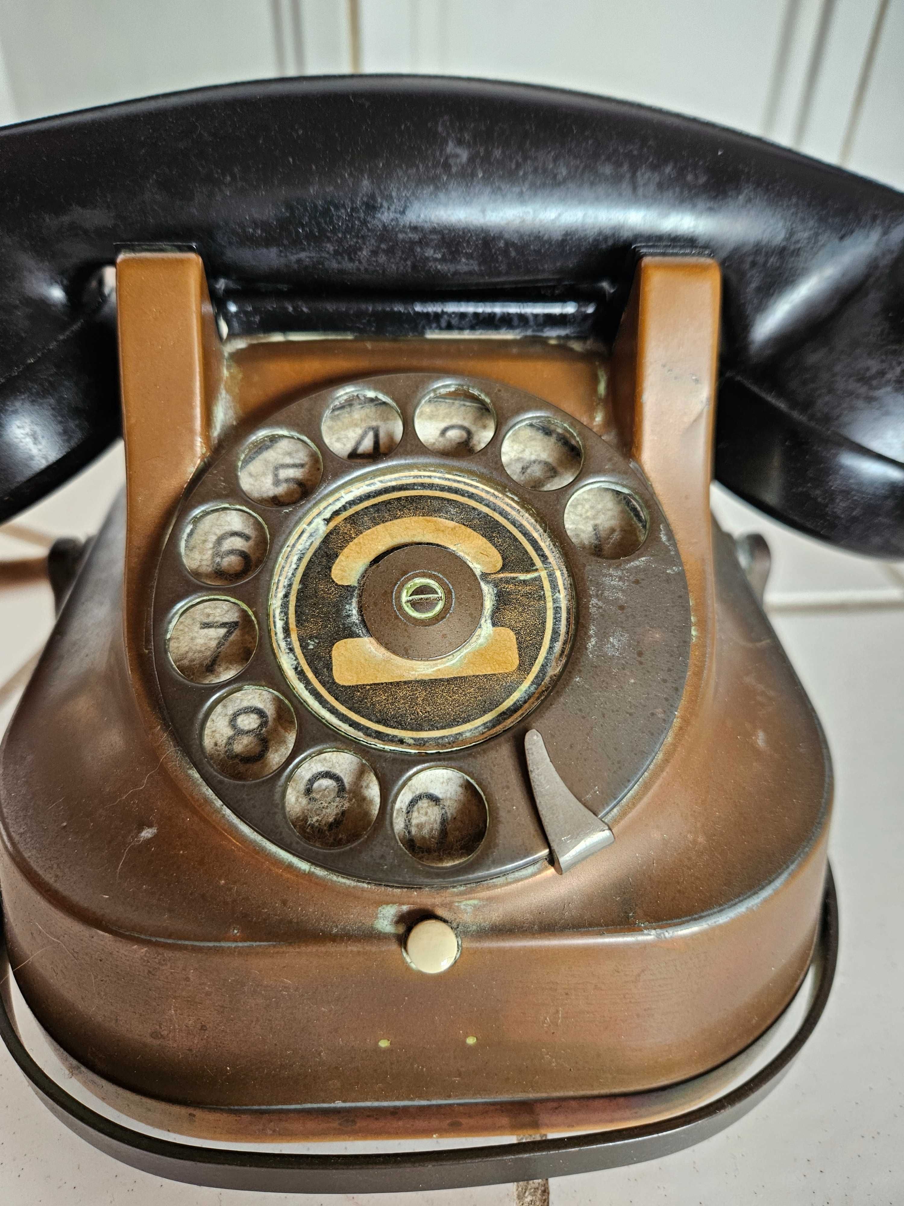 Stary telefon tarczowy z miedzianą obudową z 1956 r