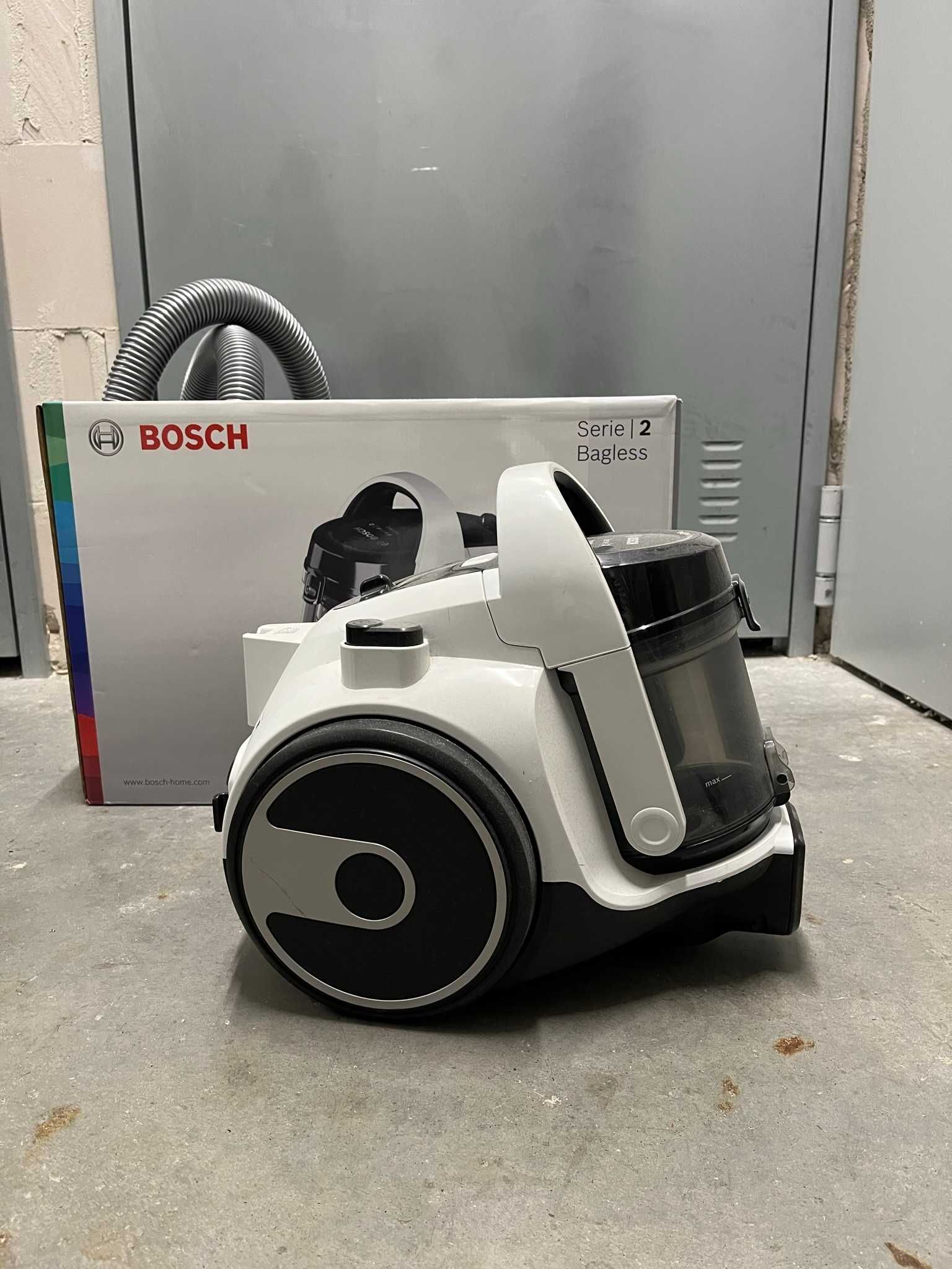 Odkurzacz bezworkowy Bosch Serie 2 700W 1,5l BGS05A222