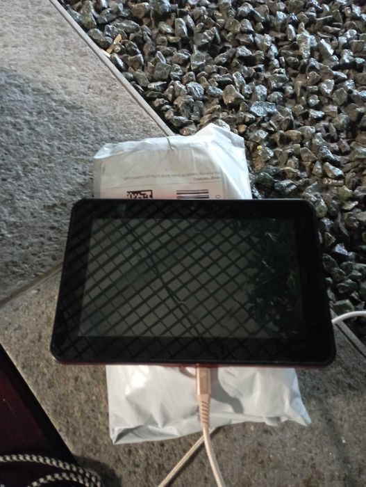 tablet, telefon c3530, ładowarka GP do ładowania baterii AA I AAA