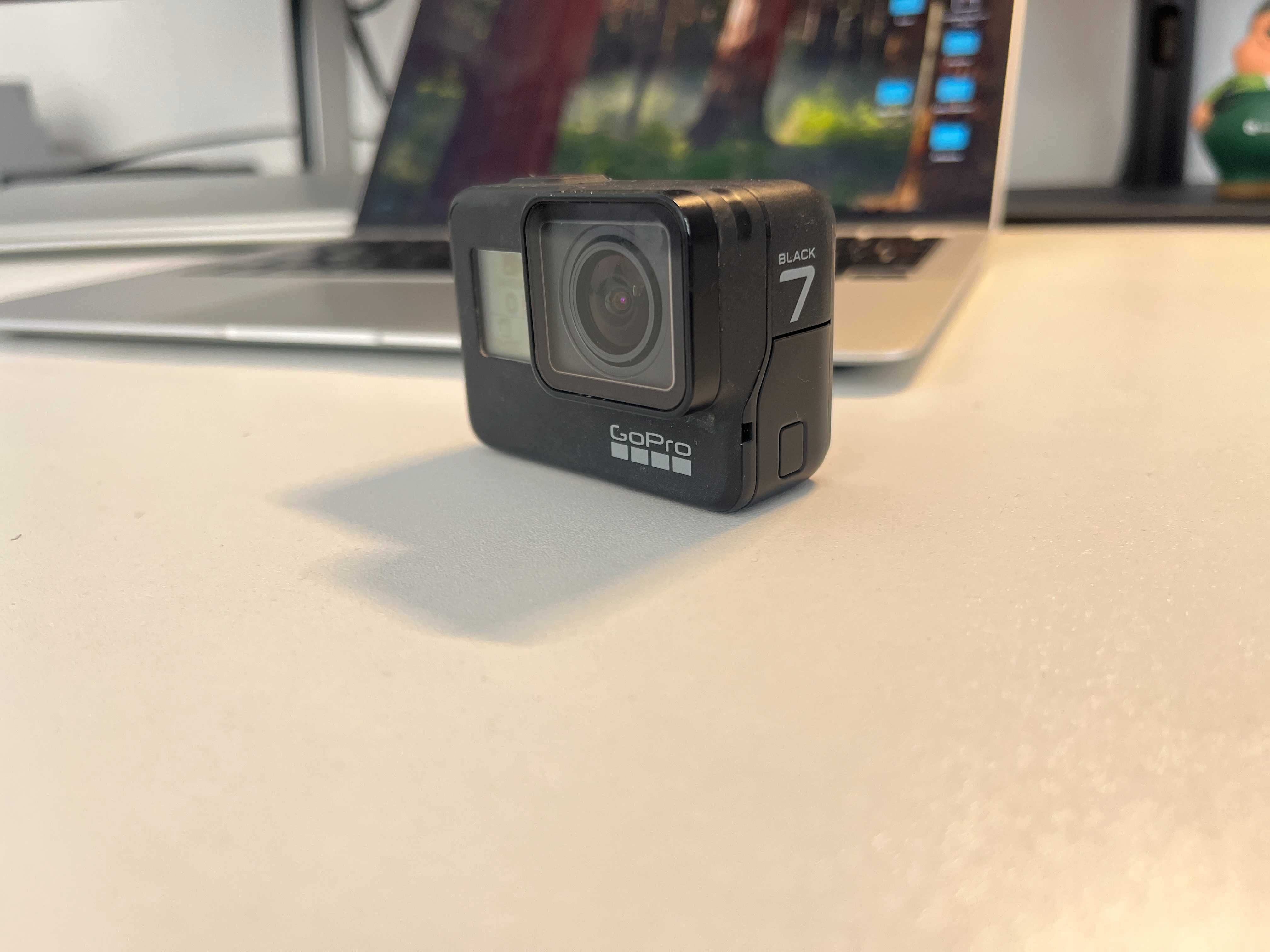 GoPro 7 Black + 2 baterie + mnóstwo dodatków