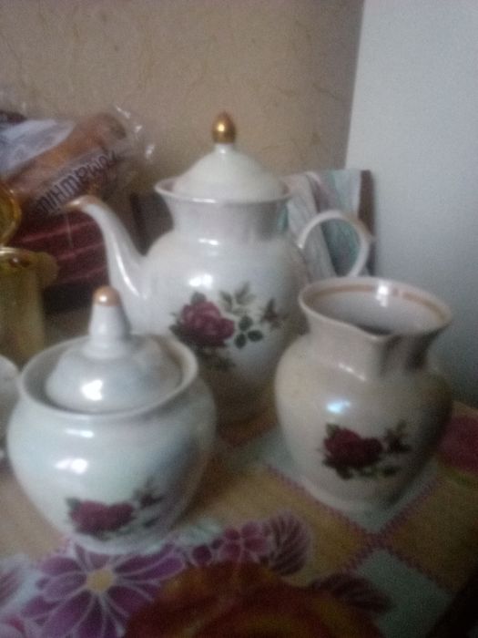 Чайник заварник,сливочник і цукерниця.