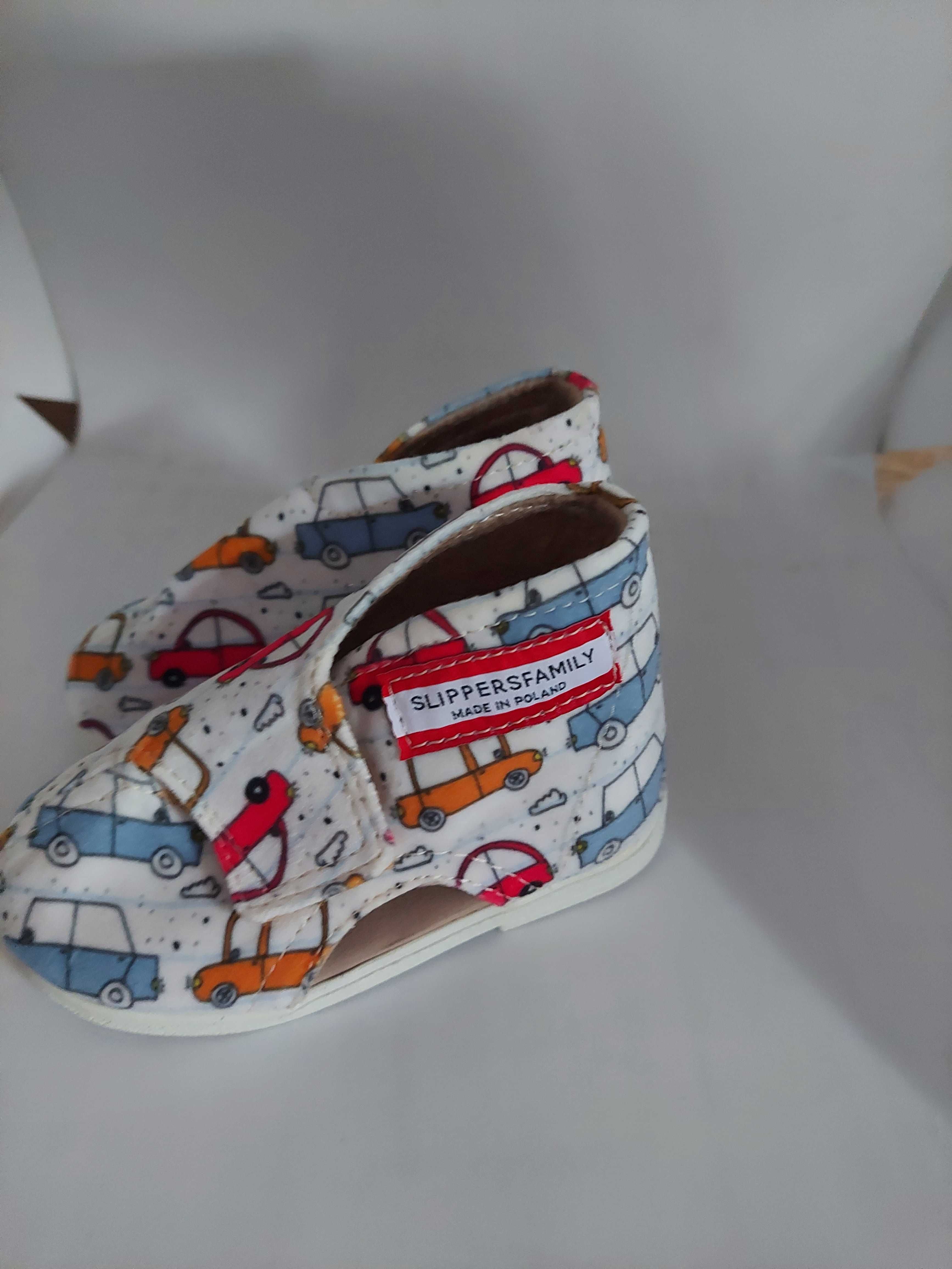 Kapcie dla dzieci Slippers Family Cars rozmiar 20 oraz 23