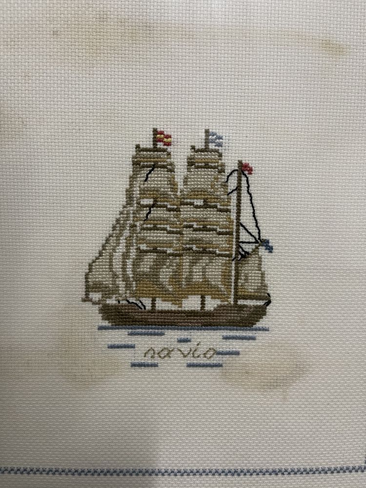 Quadro náutico decorativo com barcos bordados