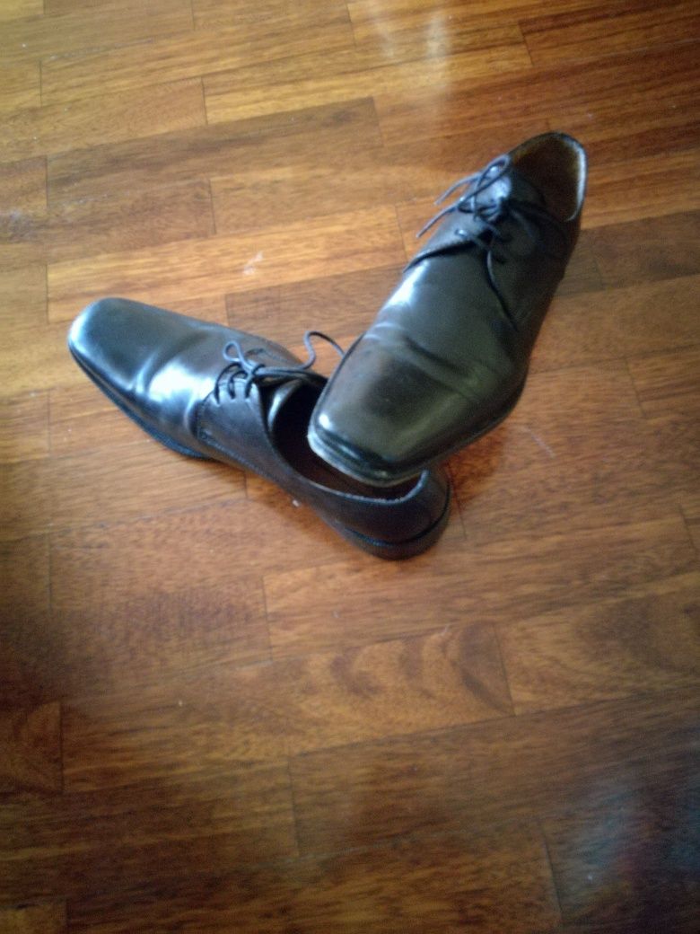 Sapato de homen cor preto em pele e couro