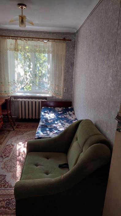 Продам кімнату в центрі міста на першому поверсі, є меблі та техніка