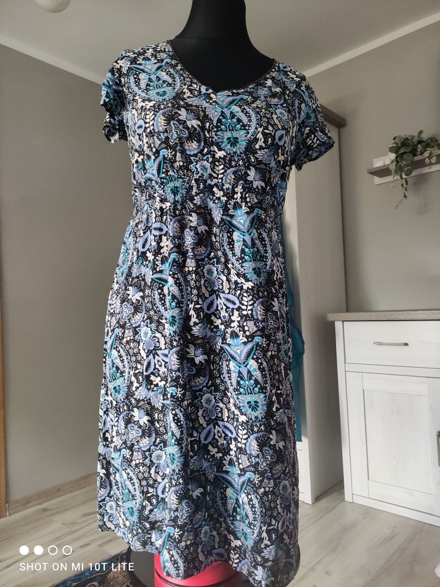 Sukienka w modne wzory niebieskie