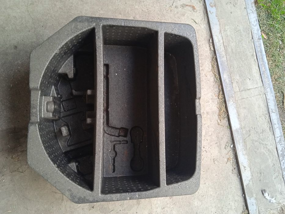 Ніша в багажник тойота