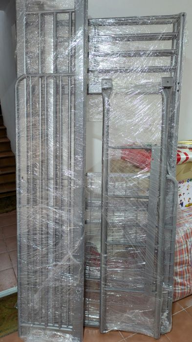 Cama alta Svarta Ikea - metal cinzento