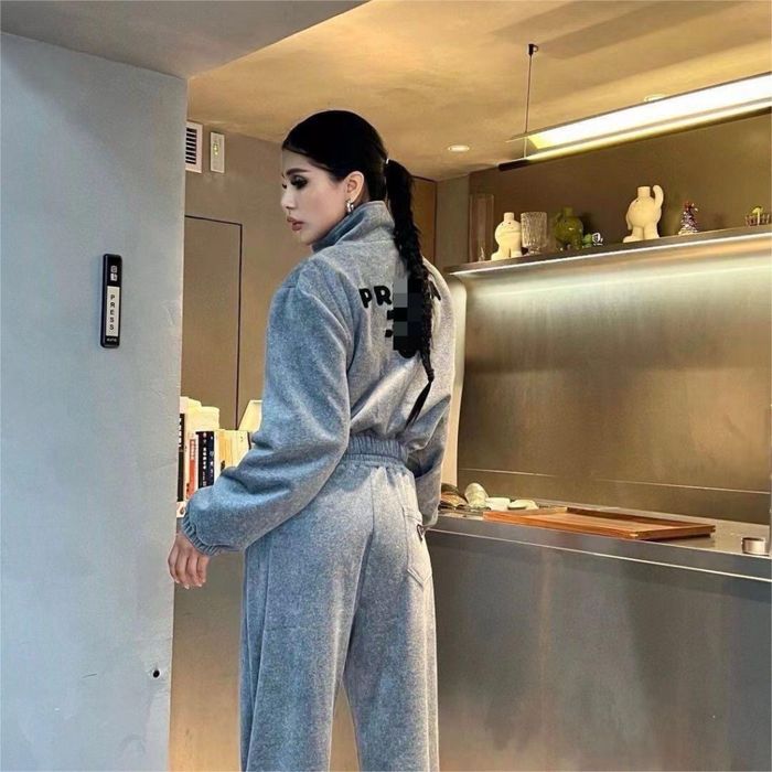 Жіночий костюм prada