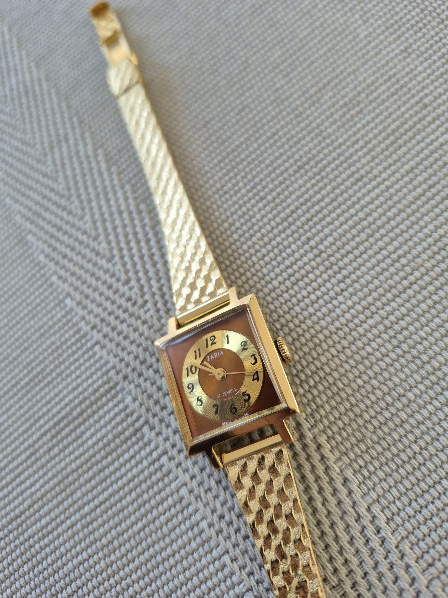 Piekny stary zegarek mechaniczny Zaria