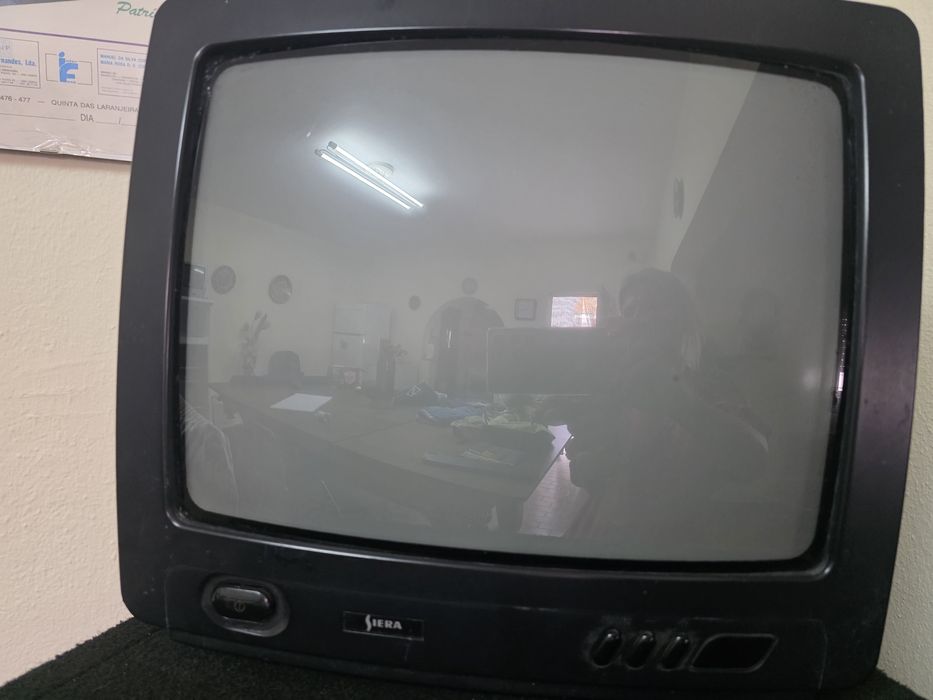 Vendo 3 televisões a funcionar
