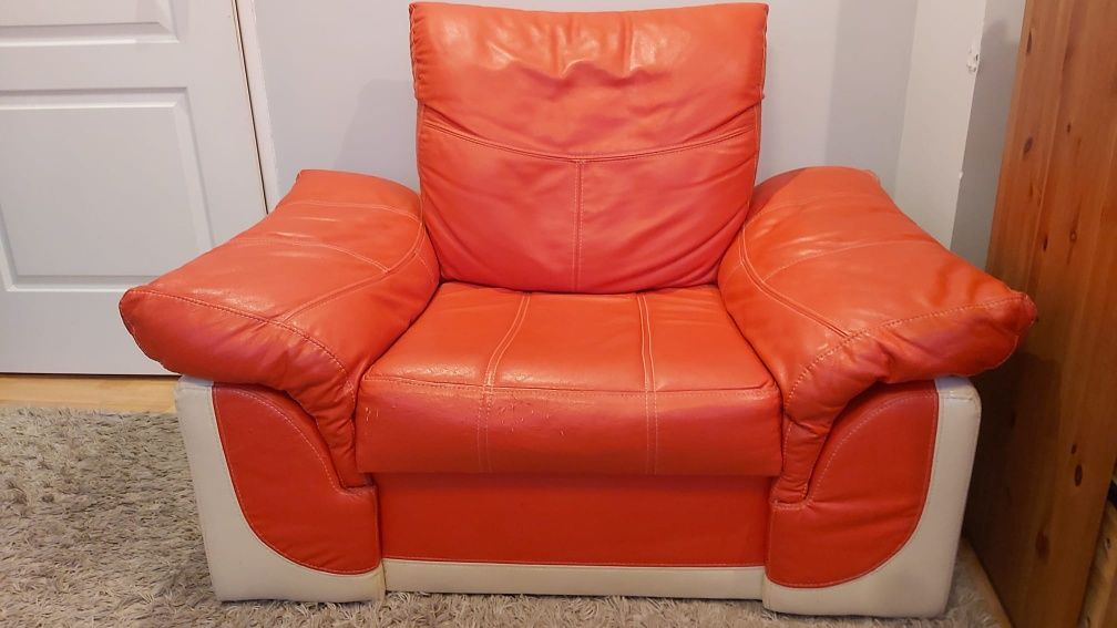 Rogówka czerwona skórzana i fotel.