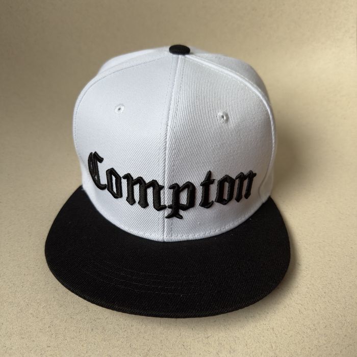 Czapka Compton – biała z czarnym daszkiem | Nowa | Streetwear styl