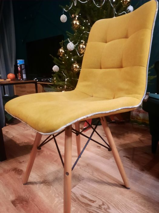 Sprzedam 2 krzesła miodowe stan dobry, do negocjacji