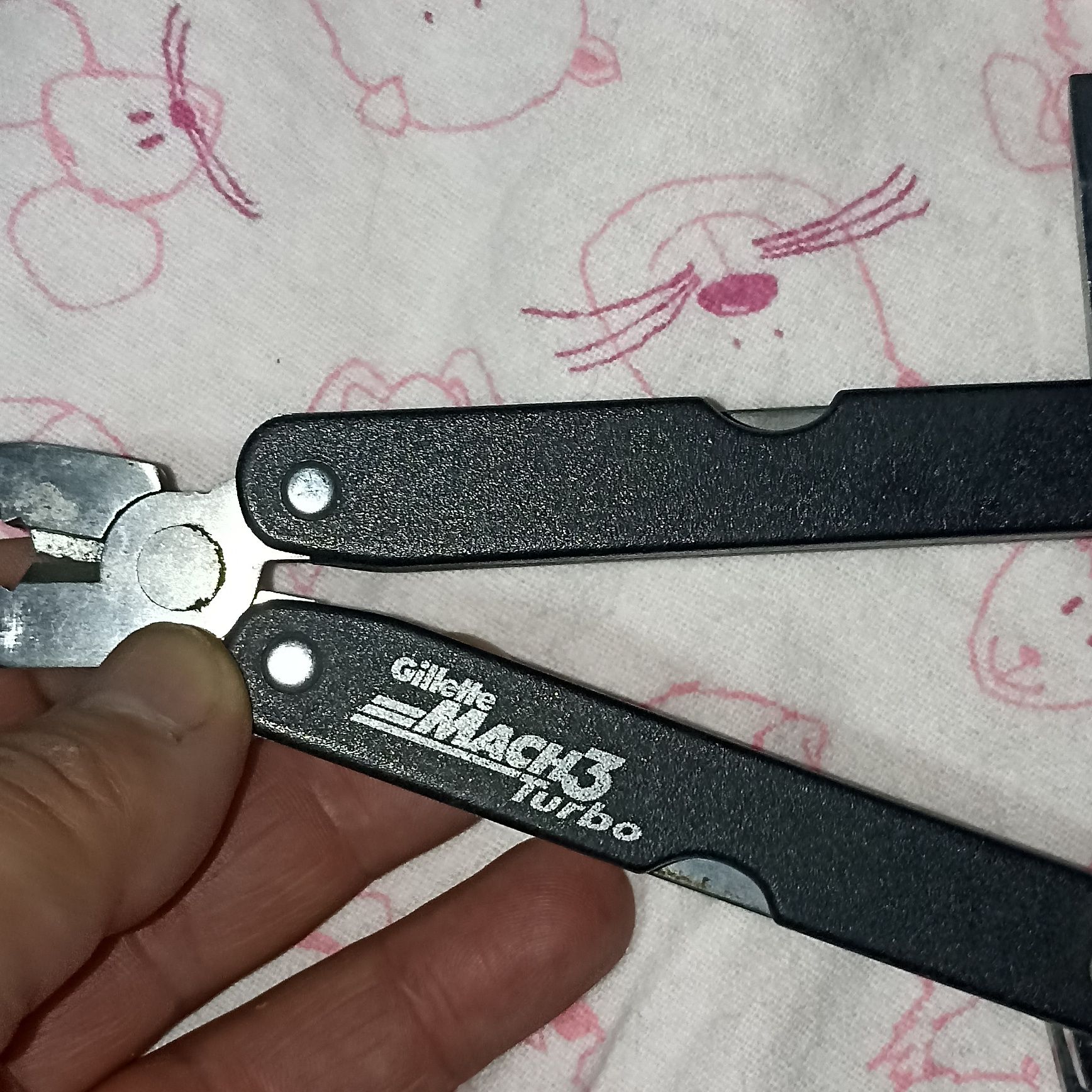 Alicate com vários acessórios da Gillette Mach3 Turbo