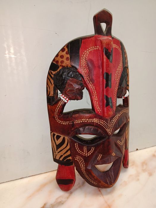 Máscara tradicional africana em madeira esculpida com 25cm altura