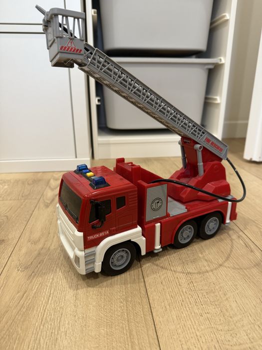 Пожежна машина з контейнером для води для гасіння пожежи