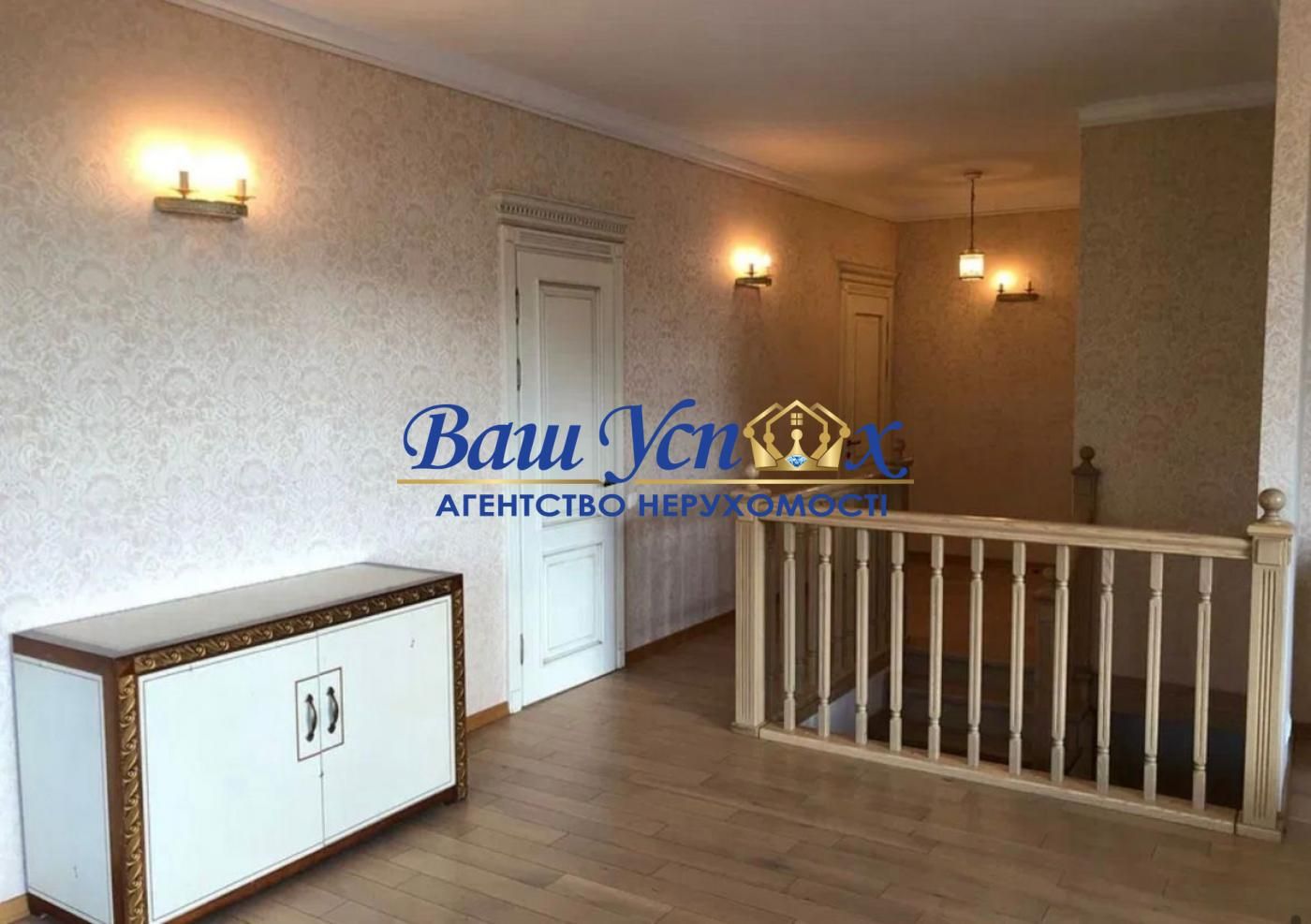 Оренда  4 ком в центре, вул. Крутой спуск 5 , Центр Киева.
