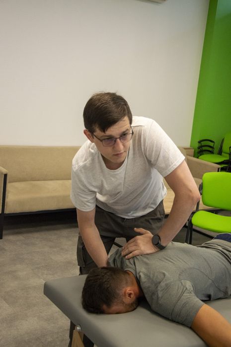 Мануальний терапевт, фізичний терапевт, ерготерапевт