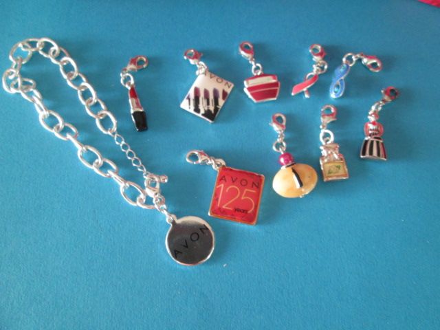 Pulseira com 9 Pingentes / Pendentes da marca Avon novo