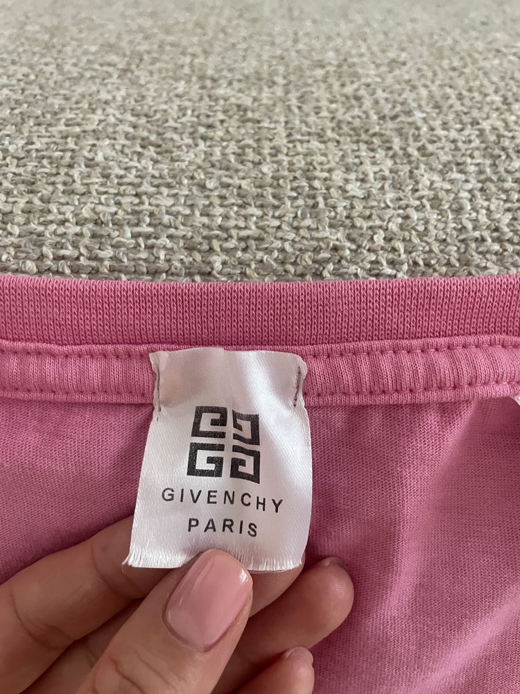 Дуже красива брендова футболка від Givenchy