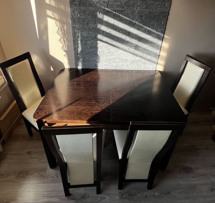 Stół z 4 krzesłami