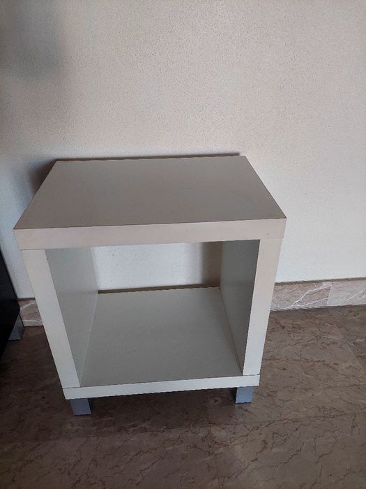 2 Móveis de apoio  branco e preto