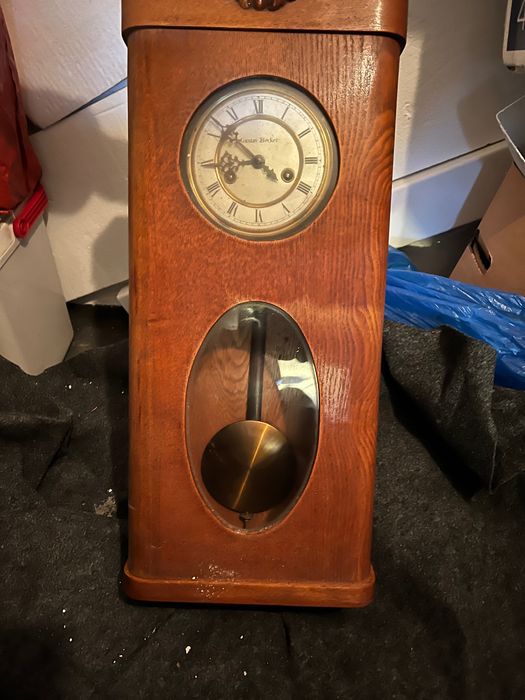 Zegar wiszący skrzynkowy