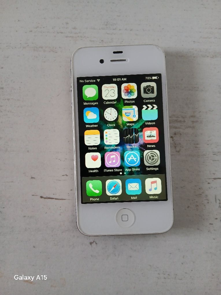 Iphone 4s bez rys tylko  pęknięcie w prawym górnym rogu