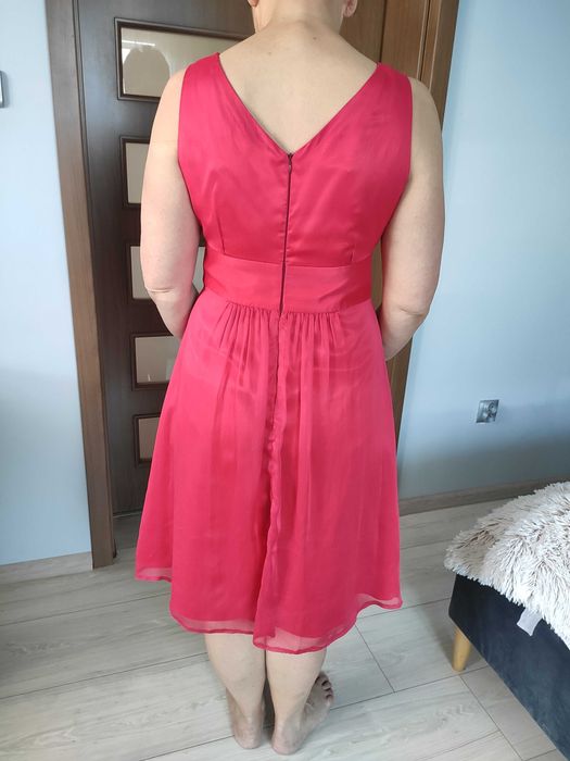 Malinowa zwiewna koktajlowa sukienka