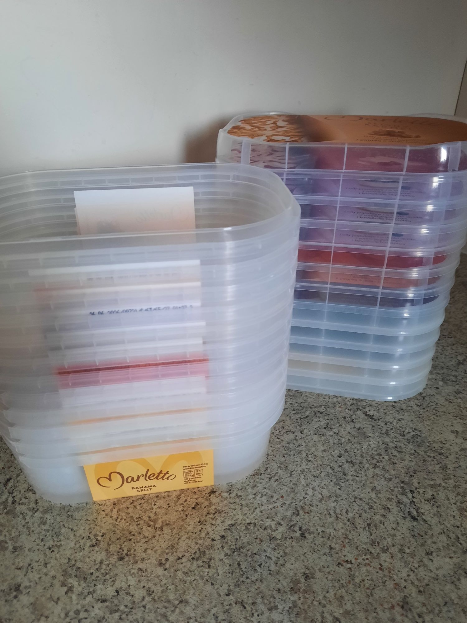 Plastikowe pojemniki. Nadają się do żywności. Można w nich mrozić.