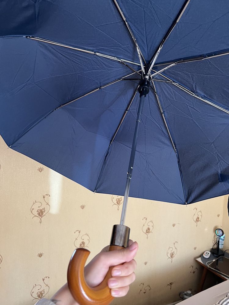 Зонт с деревянной ручкой