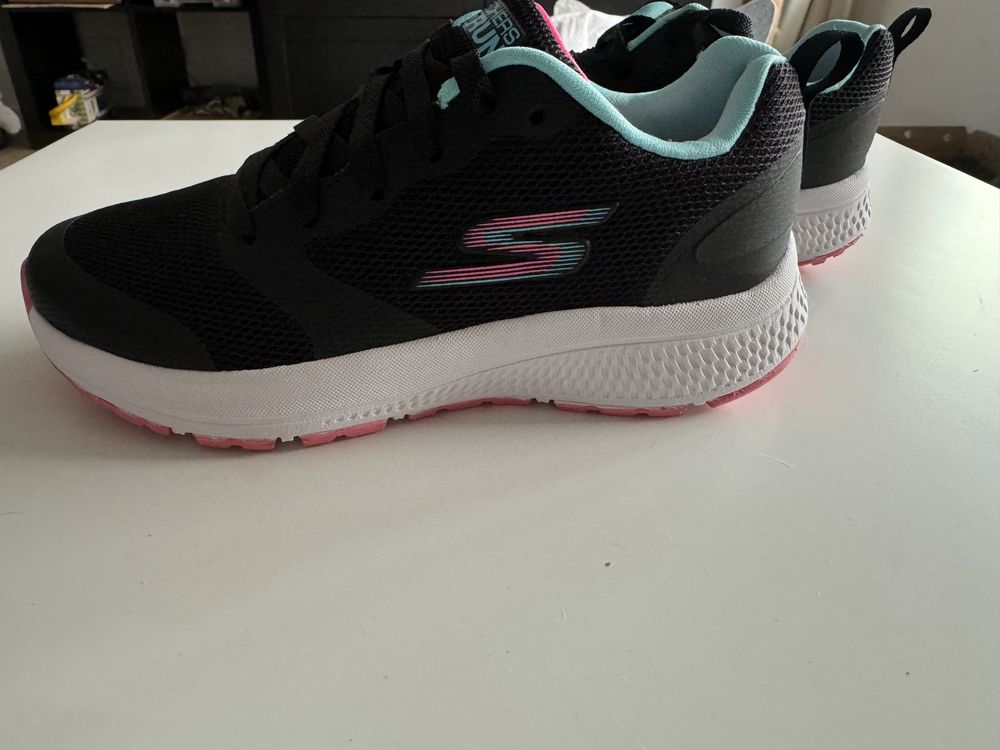 Sapatilhas Skechers Gorun talha 32 Nova Sem uso!