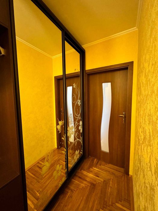 Продається затишна двокімнатна квартира по вул. Івана Павла ІІ.